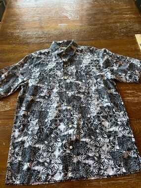 Caribbean Black and White Floral-Pattern Short-Sleeve Button-Down